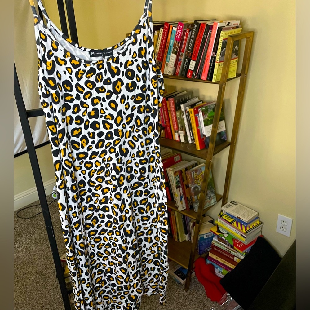 Stylish leopard dress. Very flowly  and comfortable.
